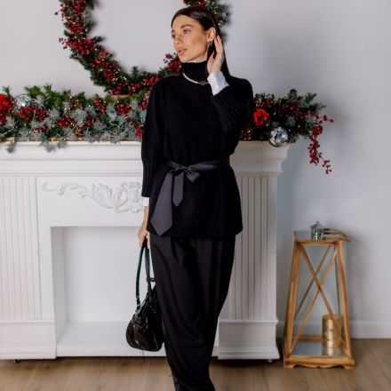 Елегантний чорний светр з м’якого трикотажу з високим коміром і рукавом 3/4