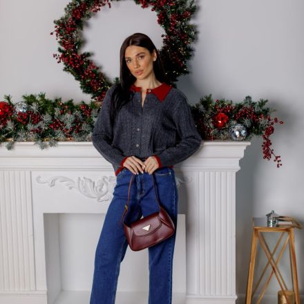 Стильний в’язаний светр сірого кольору з акцентним коміром і манжетами