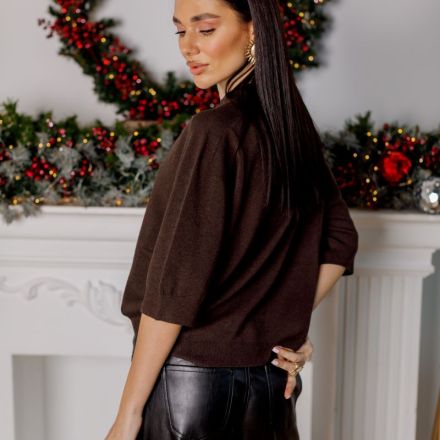 Лаконічний светр шоколадного відтінку з м’якого трикотажу