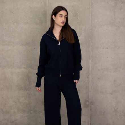 Лаконічний костюм з м’якого трикотажу у стилі ALO