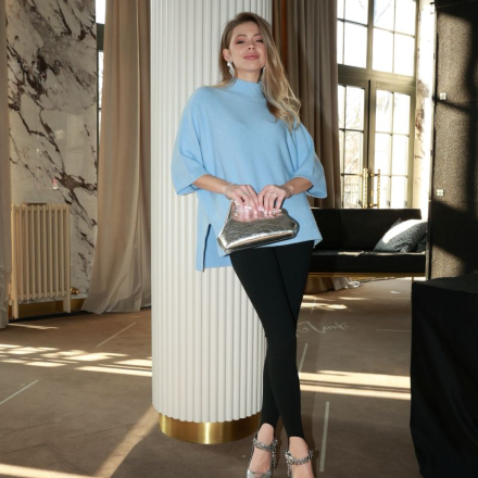 Oversize светр з високою горловиною. Колір: Блакитний