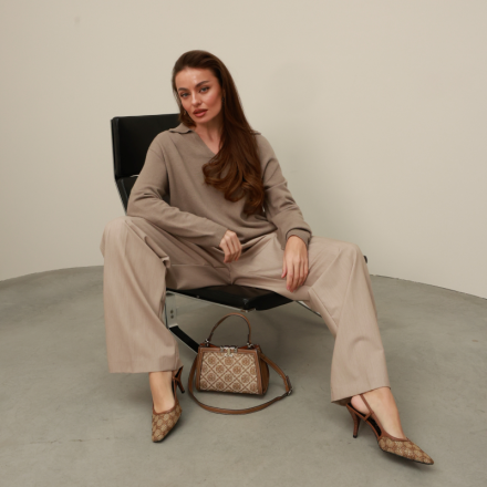 Светр oversize з V-подібною горловиною. Доступні розміри: tu