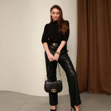 Лаконічний чорний светр. Колір: Чорний