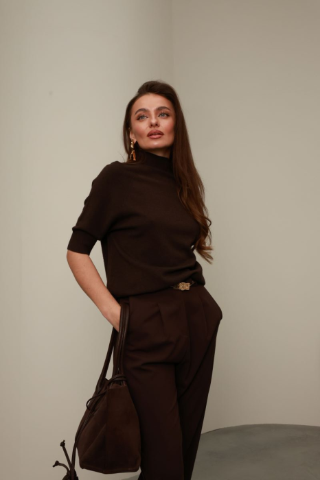 Шоколадний трикотажний светр з високою горловиною