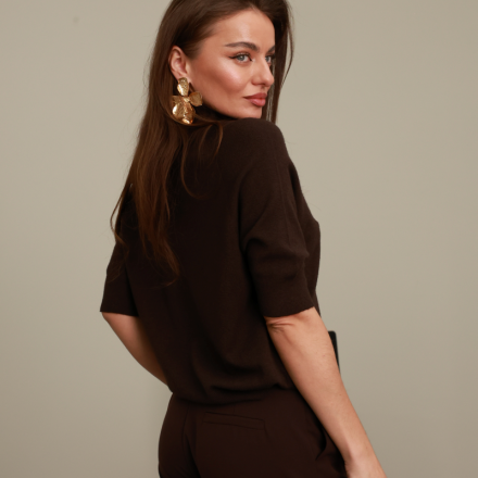 Елегантний базовий светр у відтінку темного шоколаду