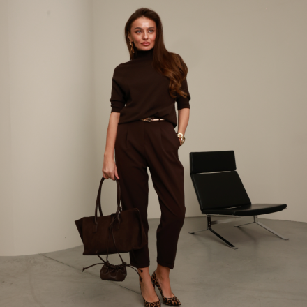 Шоколадний трикотажний светр з високою горловиною. Колір: Коричневий