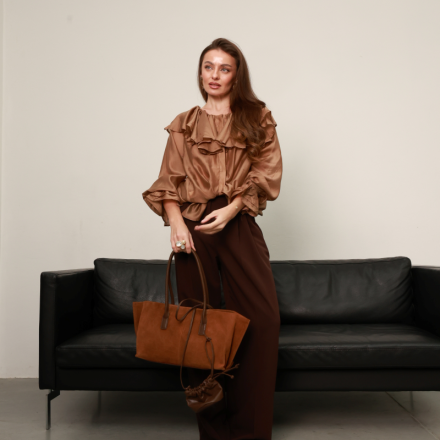 Витончена блуза з м’якої тканини з воланами та об’ємними рукавами