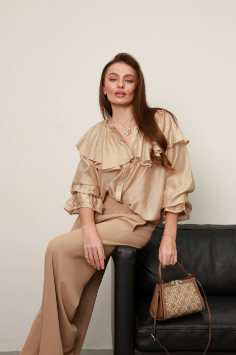 Блуза з воланами у відтінку шампань