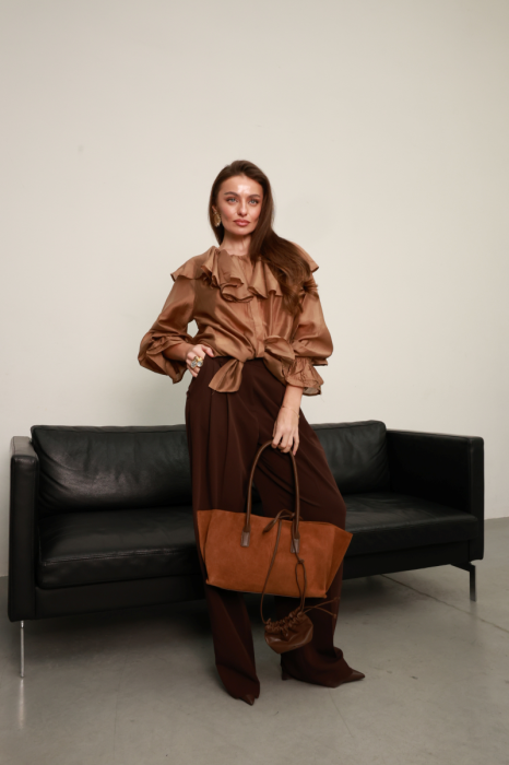 Замшева сумка-тоут у карамельному відтінку фото