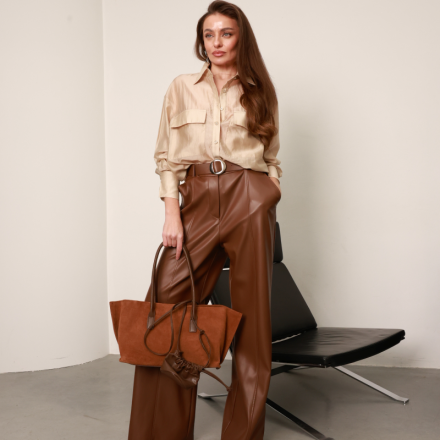 Стильна містка сумка з замшевою текстурою