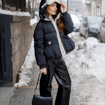 Пухова куртка з капюшоном. Колір: Чорний