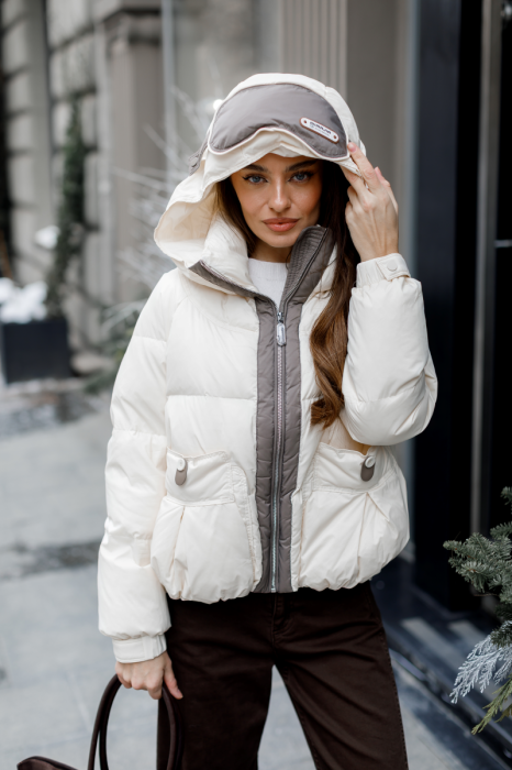 Пухова куртка з контрастними деталями та капюшоном фото