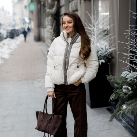 Пухова куртка з контрастними деталями та капюшоном. Доступні розміри: s