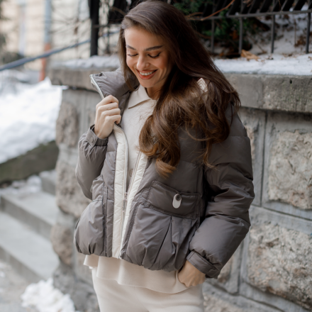 Пухова куртка з капюшоном у відтінку тауп. Колір: Хакі