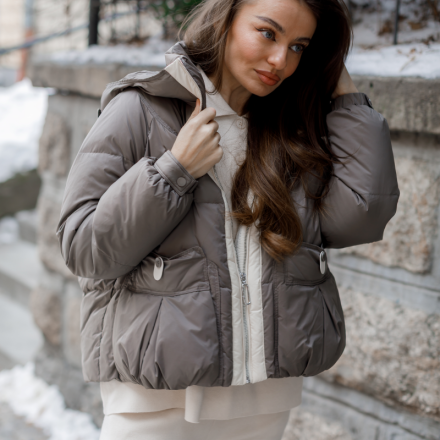 Пухова куртка з капюшоном у відтінку тауп. Доступні розміри: s