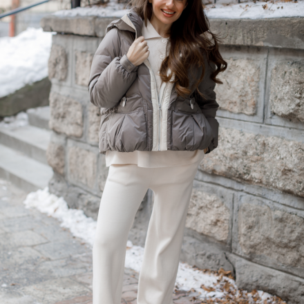 Пухова куртка з капюшоном у відтінку тауп, одяг від Jador