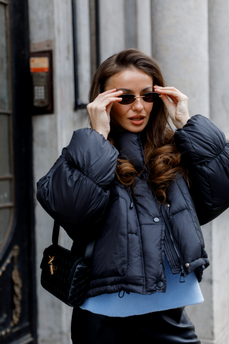 Пухова куртка чорного кольору з об’ємним силуетом фото