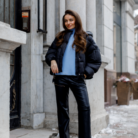 Пухова куртка чорного кольору з об’ємним силуетом. Колір: Чорний