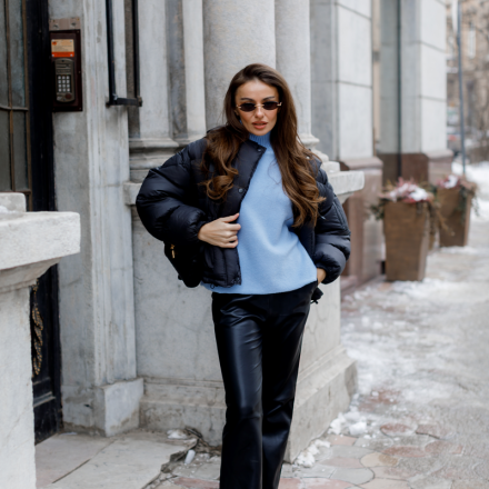 Пухова куртка чорного кольору з об’ємним силуетом. Доступні розміри: m