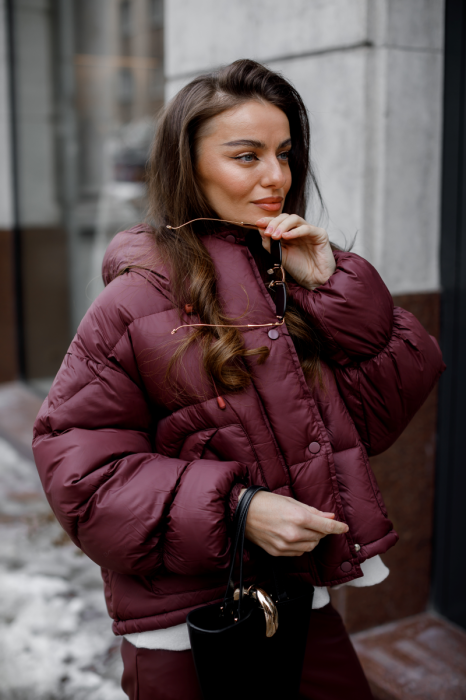 Пухова куртка бордового кольору з об’ємними рукавами фото