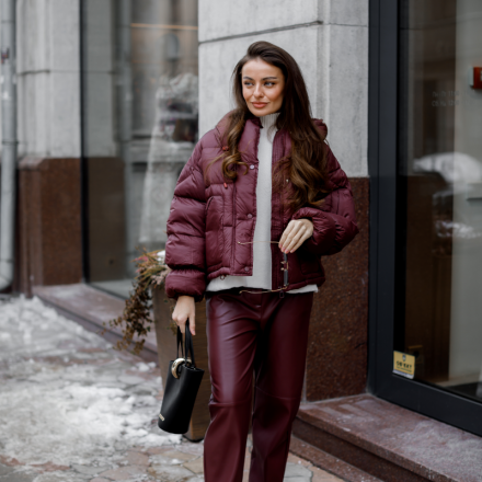 Бордова пухова куртка