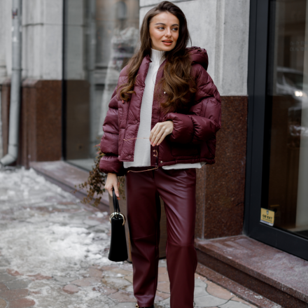 Пухова куртка бордового кольору з об’ємними рукавами. Колір: Бордовий