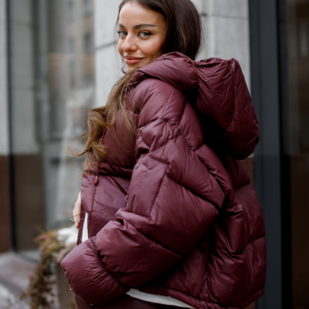 Бордова пухова куртка, одяг від Jador