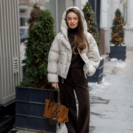Елегантна жіноча куртка з натуральним пуховим наповненням
