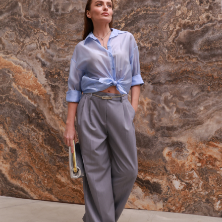 Напівпрозора блуза IMPERIAL у блакитному відтінку. Доступні розміри: xs