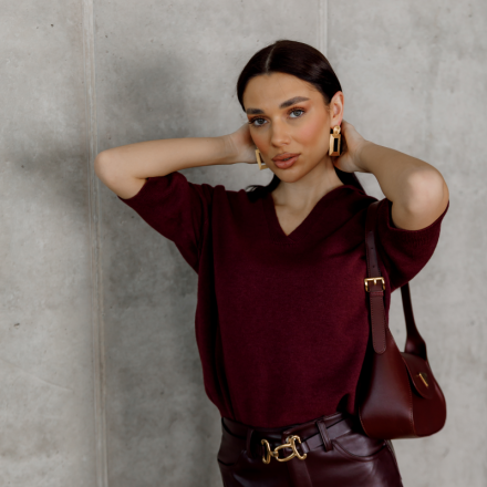 Светр з V-подібним вирізом. Колір: Бордовий