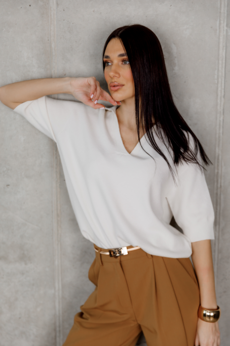 Світлий светр з V-подібним вирізом фото