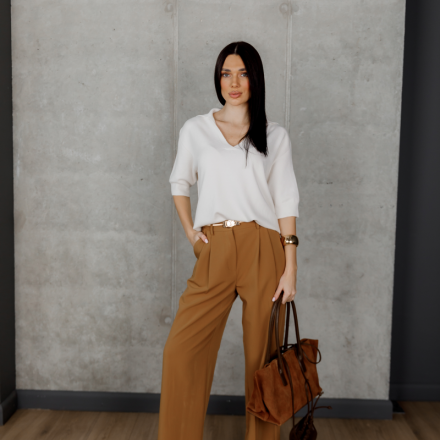 Елегантний светр у світлому відтінку