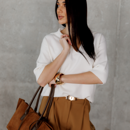 Світлий светр з V-подібним вирізом. Доступні розміри: tu