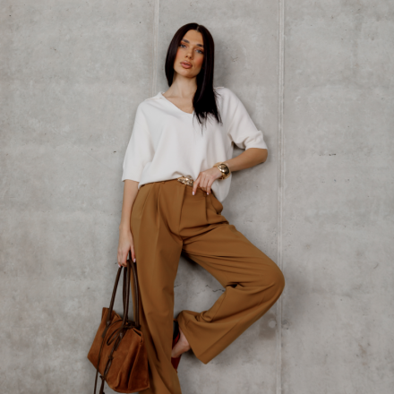 Світлий светр з V-подібним вирізом, одяг від Jador