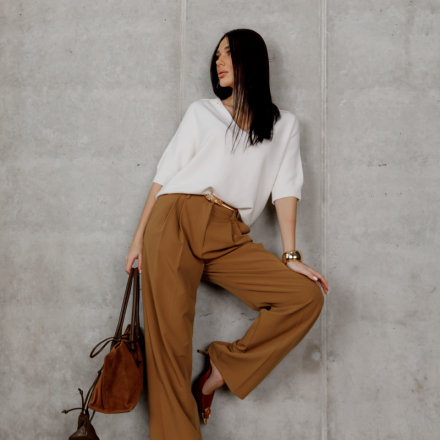 Елегантний светр у світлому відтінку, одяг від Jador