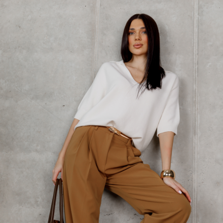 Світлий светр з V-подібним вирізом. Ціна: 4590 грн