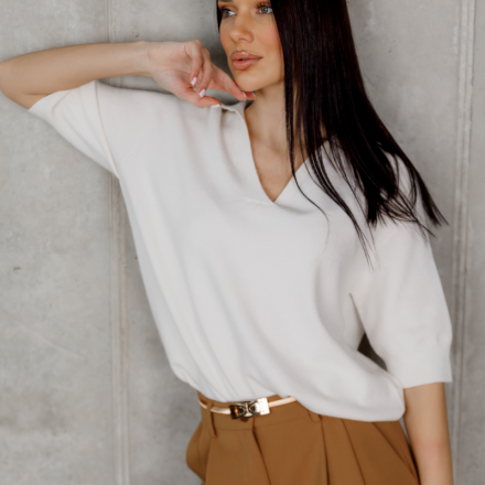 Світлий светр з V-подібним вирізом, зображення