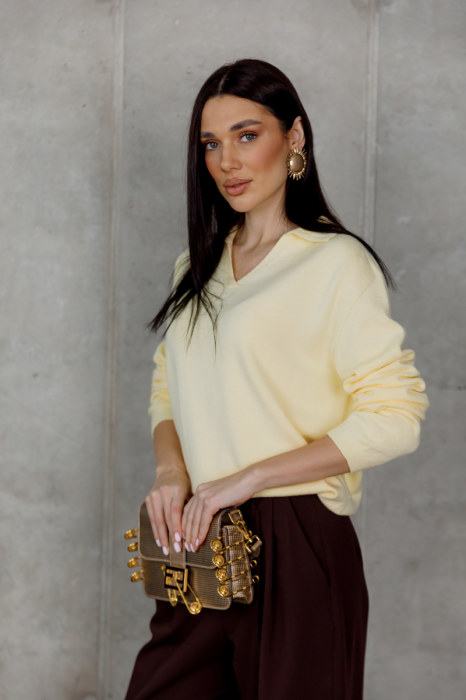 Жовтий светр з V-подібним вирізом фото