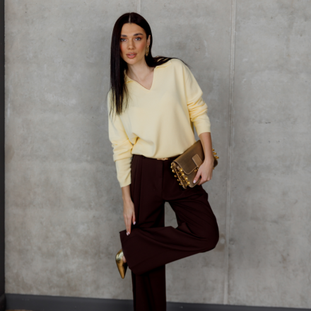 Жовтий светр з V-подібним вирізом. Колір: Жовтий