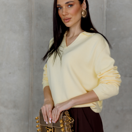 Жовтий светр з V-подібним вирізом. Доступні розміри: