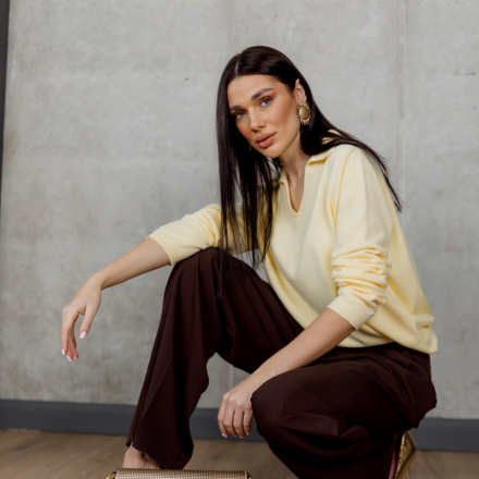 Жовтий светр з V-подібним вирізом, одяг від Jador