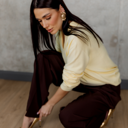 Ніжний светр у світло-жовтому відтінку, одяг від Jador