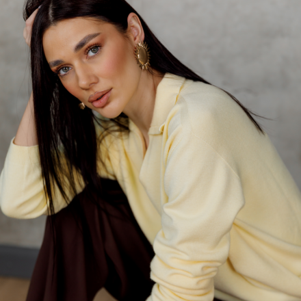 Жовтий светр з V-подібним вирізом, від Jador