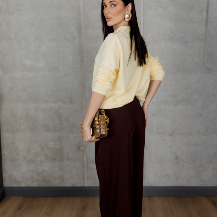 Жовтий светр з V-подібним вирізом. Ціна: 4590 грн