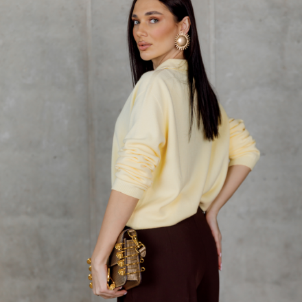 Жовтий светр з V-подібним вирізом, зображення