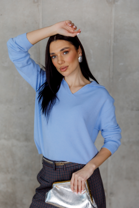 Блакитний светр з V-подібним вирізом фото