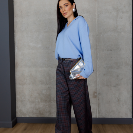 Елегантний светр у ніжному блакитному відтінку