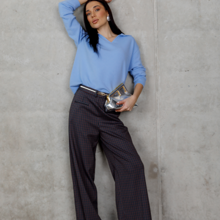 Блакитний светр з V-подібним вирізом. Доступні розміри: