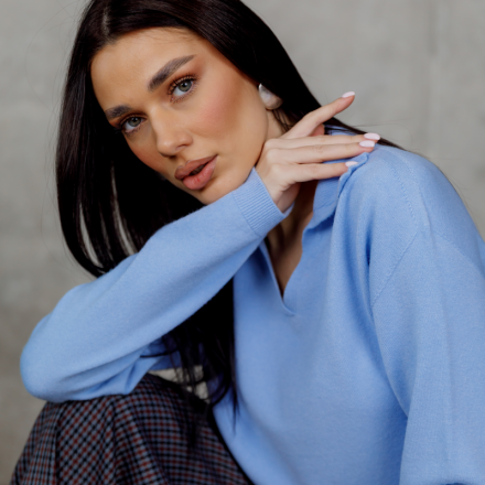 Елегантний светр у ніжному блакитному відтінку, одяг від Jador