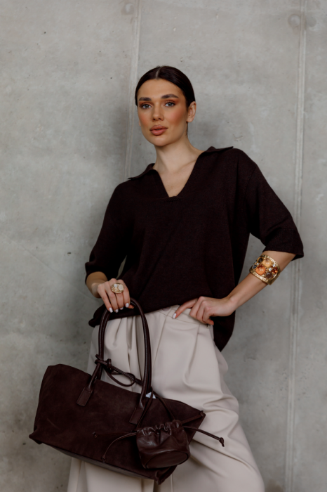 Шоколадний светр з V-подібним вирізом фото